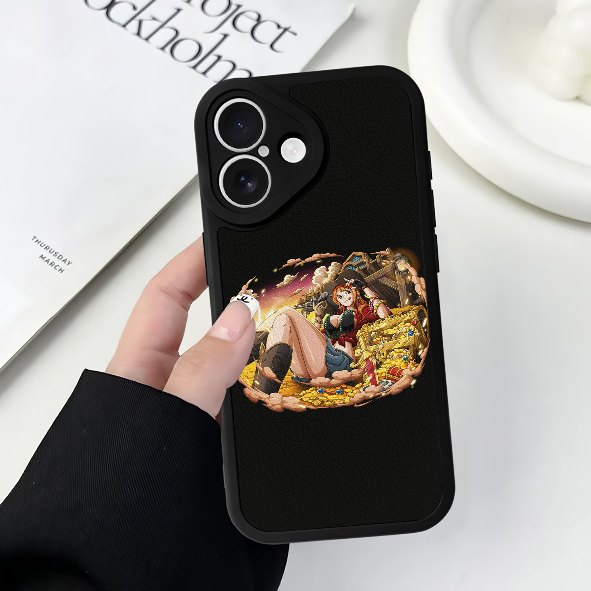 （画像用） ワンピース ナミ ONE PIECE Nami 【iPhone 16シリーズ対応】シリコンスマホケース（レザー調） 材質：シリコン